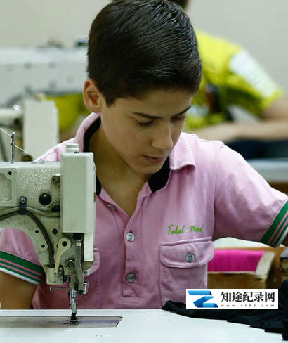 广角镜 揭秘制衣厂难民劳工 / Undercover:The Refugees Who Make our Clothes